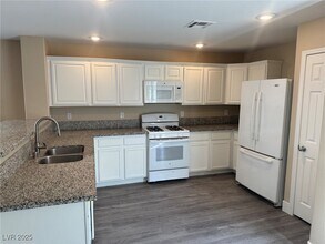 10342 Adrianna Ave in Las Vegas, NV - Building Photo - Building Photo
