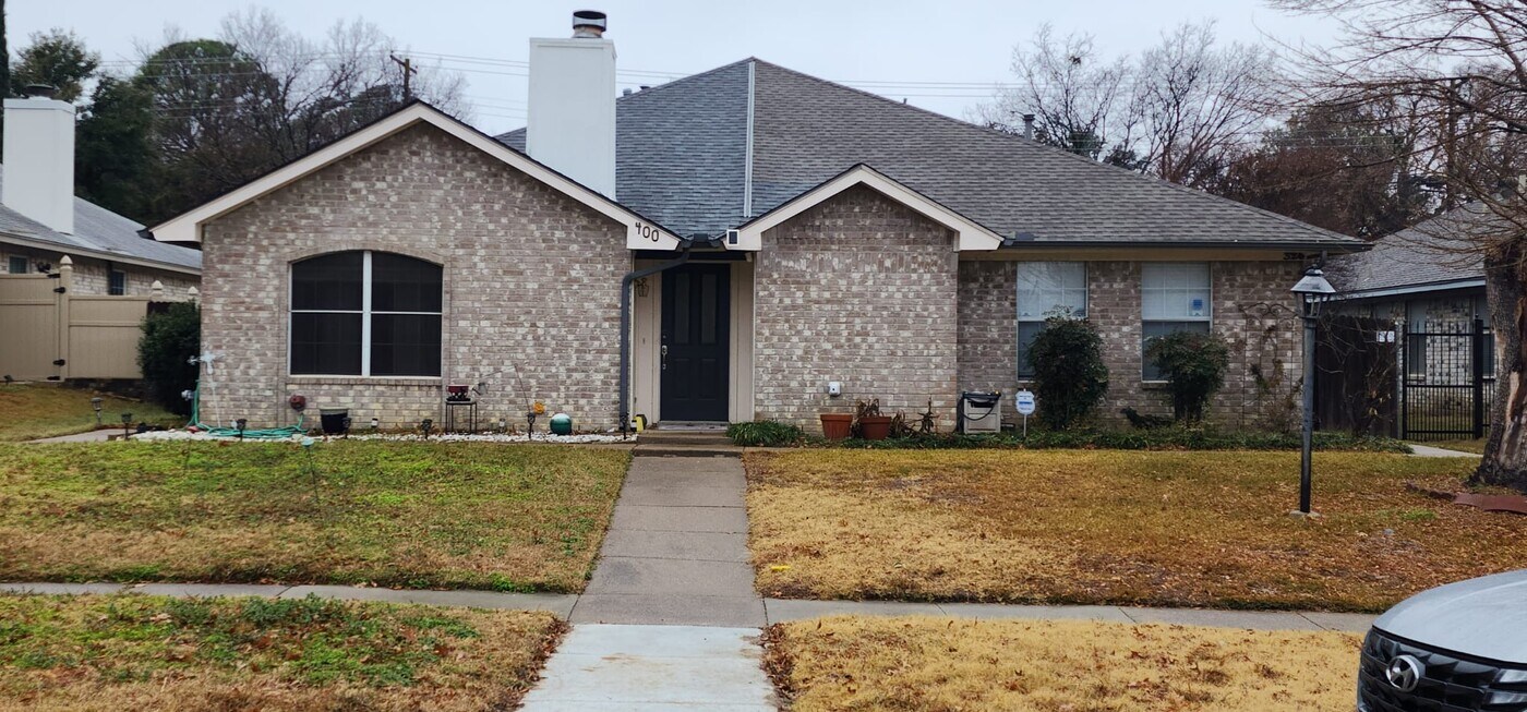 400 Crowe Dr in Euless, TX - Building Photo