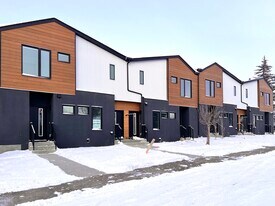 2009 22 St SW in Calgary, AB - Building Photo