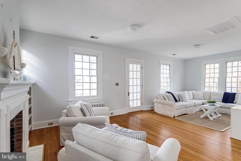 302 Rucker Pl in Alexandria, VA - Foto de edificio