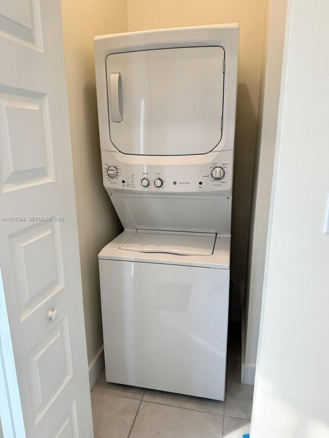 8301 NW 41st St, Unit B-107 in Doral, FL - Foto de edificio - Building Photo