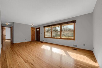 524 Benz Rd in New Brighton, MN - Building Photo - Building Photo