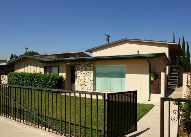 911 N Vineyard Ave in Ontario, CA - Building Photo - Building Photo