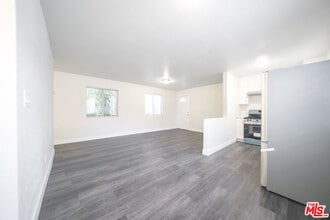10376 Wilmington Ave in Los Angeles, CA - Building Photo - Building Photo