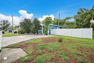 2470 47th St S in St. Petersburg, FL - Foto de edificio - Building Photo