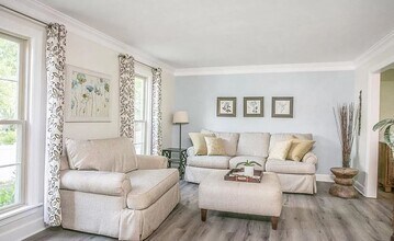 295 Sugartown Rd in Wayne, PA - Foto de edificio - Building Photo