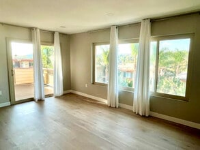 6824 Hyde Park Dr, Unit E in San Diego, CA - Foto de edificio - Building Photo