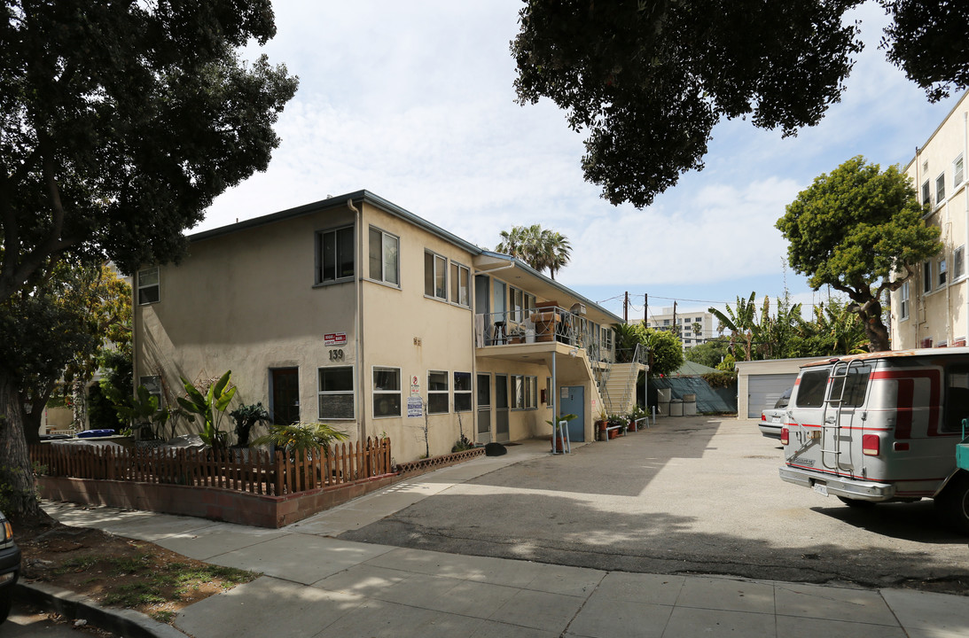 139 Hollister Ave in Santa Monica, CA - Building Photo