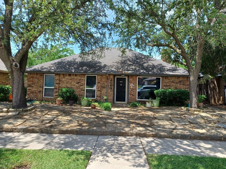 2003 Pat Ln in Carrollton, TX - Building Photo