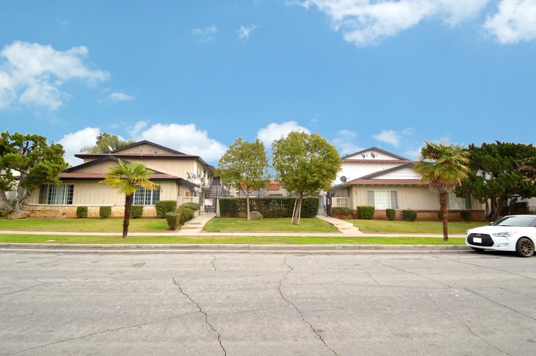 350 N Vecino Dr in Covina, CA - Foto de edificio