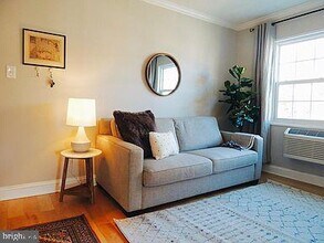 2237 Farrington Ave-Unit -201 in Alexandria, VA - Foto de edificio - Building Photo
