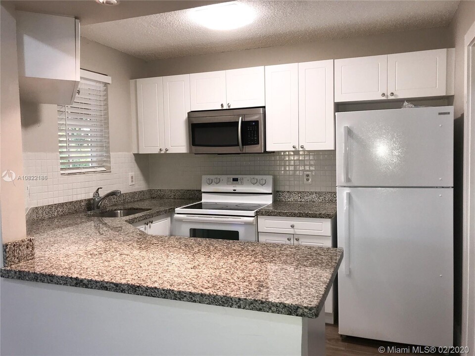 18326 NW 68th Ave-Unit -D in Hialeah, FL - Building Photo