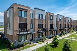 Townhomes at Pointe Drive in Northbrook, IL - Building Photo