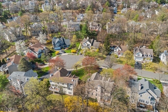 70 Hartley Ln in Bernards, NJ - Foto de edificio - Building Photo