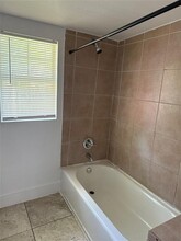 721 S Laurel Ave in Luling, TX - Building Photo - Building Photo