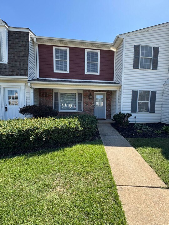 121 Shady Tree Dr in Taylors, SC - Building Photo