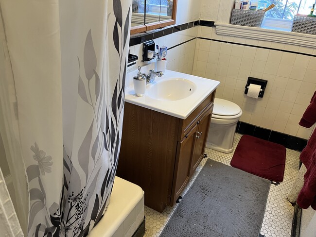 1860 Commonwealth Ave, Unit 1 in Boston, MA - Building Photo - Building Photo