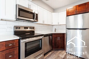 737 W Gordon Ter, Unit 303 in Chicago, IL - Building Photo