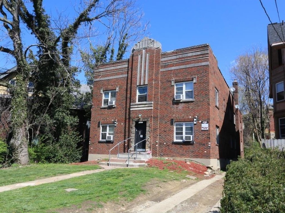 882 Clinton Springs Ave in Cincinnati, OH - Building Photo