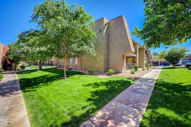 5101 River Glen Dr in Las Vegas, NV - Building Photo - Building Photo