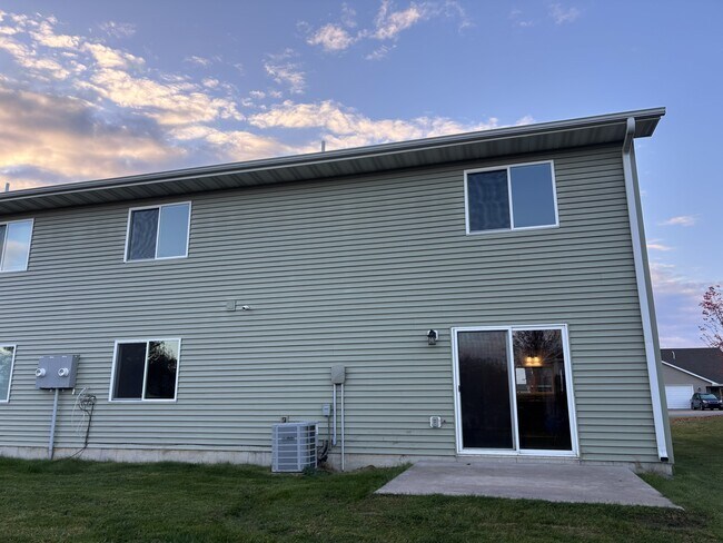 421 E Cheyenne St in Roberts, WI - Building Photo - Building Photo