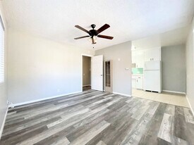 137 S Myers St in Oceanside, CA - Building Photo