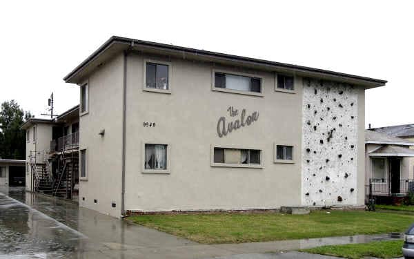 The Avalon Apartments in South Gate, CA - Foto de edificio