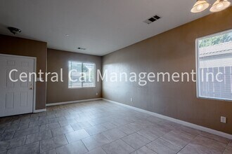 2402 Lebow Ct in Bakersfield, CA - Building Photo - Building Photo