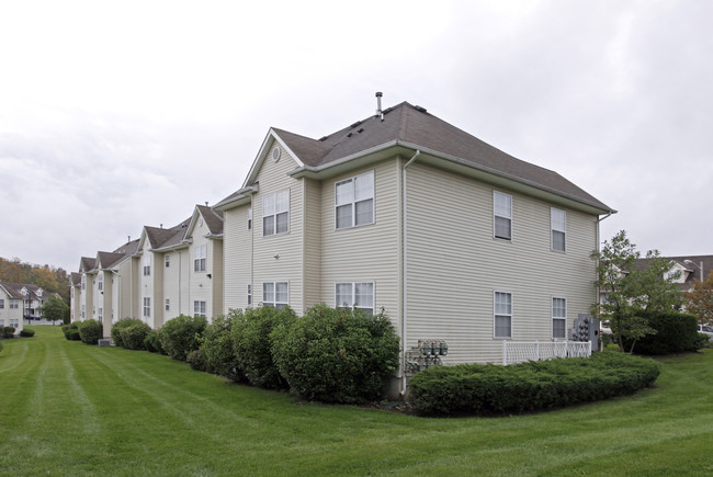 Green Hill Court Apartments in Franklin Park, NJ - Building Photo - Building Photo