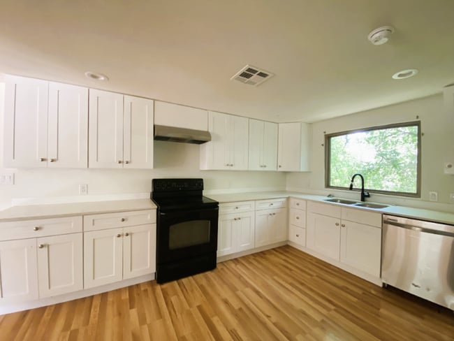 201 Harmons Way in San Marcos, TX - Foto de edificio - Building Photo