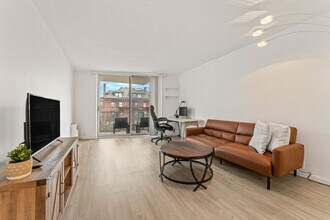 19 Winchester St in Brookline, MA - Building Photo - Building Photo