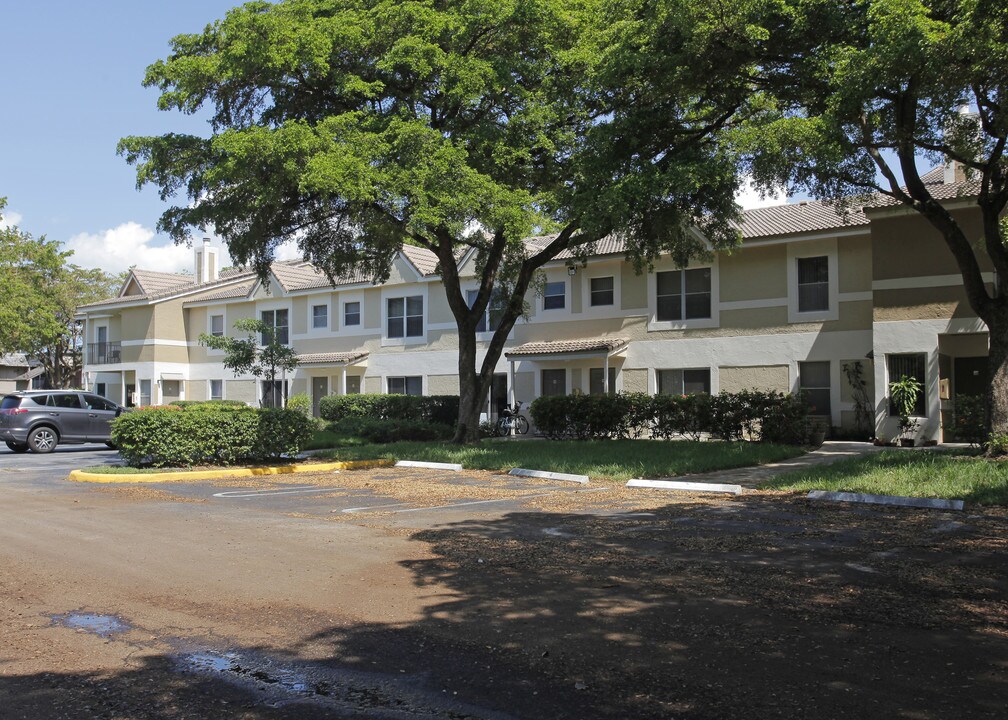 IMT BelaSera at Forest Hills in Coral Springs, FL - Foto de edificio