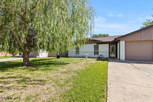521 Cole Ave in Saginaw, TX - Building Photo