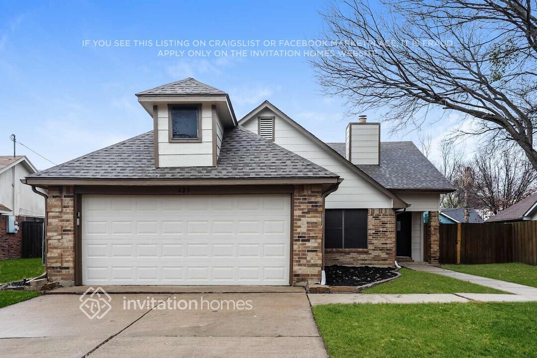 425 Benjamin Ln in Arlington, TX - Building Photo