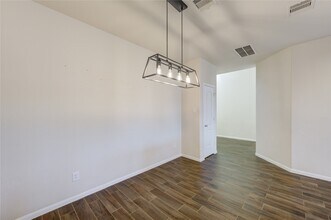 8335 Hawthorn Vly Ln in Houston, TX - Building Photo - Building Photo