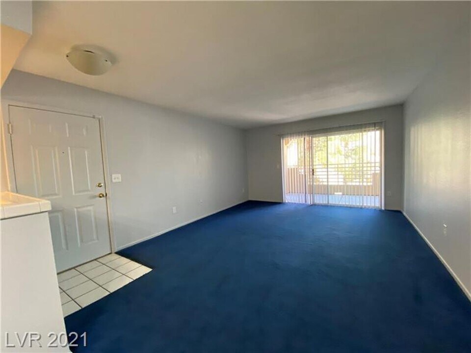 1901 Desert Falls Ct in Las Vegas, NV - Building Photo
