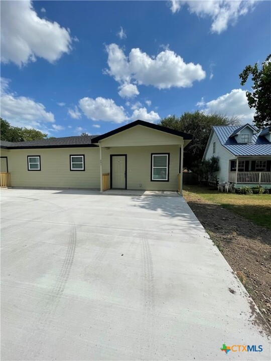 607 E Martindale Rd in Seguin, TX - Building Photo