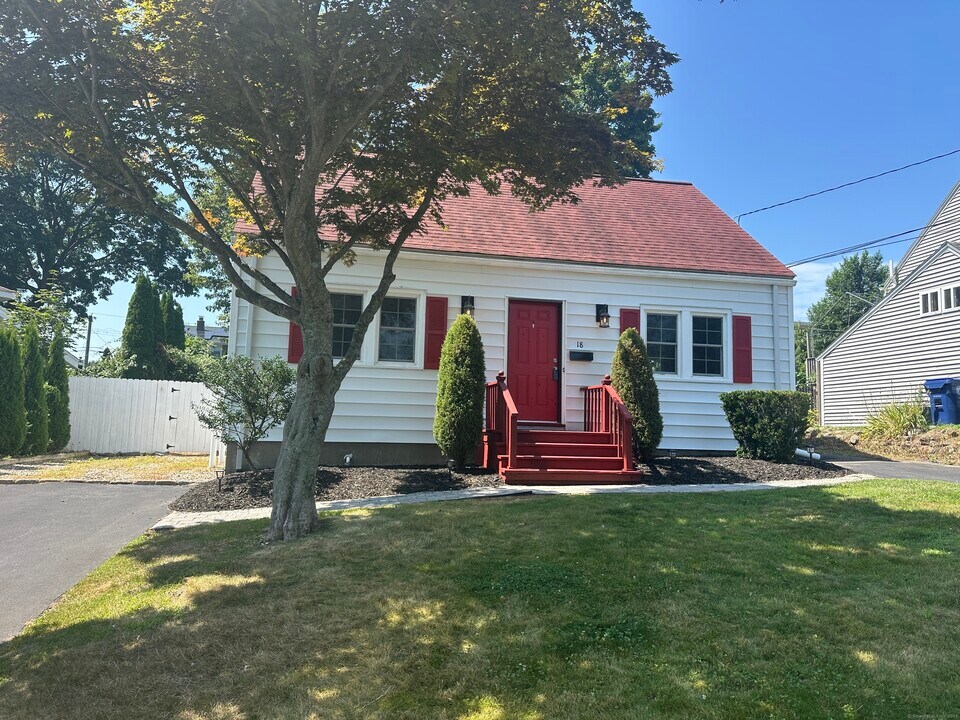 18 Woodmont Rd in West Haven, CT - Building Photo