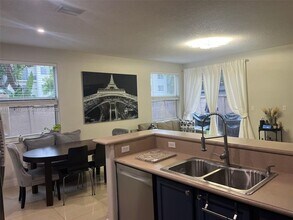 10866 NW 51st Ln in Doral, FL - Foto de edificio - Building Photo