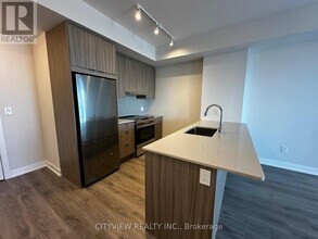 430-4430 Square One Dr in Mississauga, ON - Building Photo - Building Photo