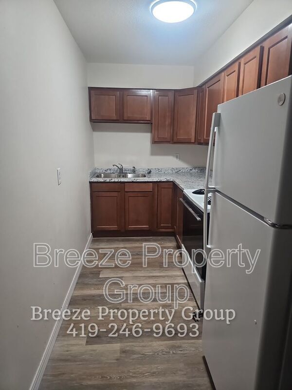 4912 Douglas Rd in Toledo, OH - Building Photo - Building Photo
