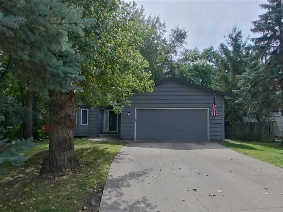 54 Rosewood Dr in Little Canada, MN - Building Photo