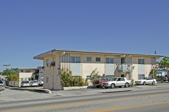 4651 W Flagler St in Coral Gables, FL - Foto de edificio - Building Photo