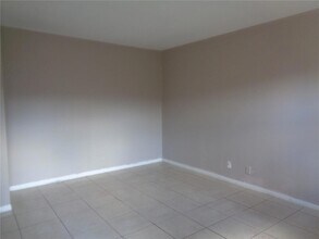 101 NE 41st St, Unit A10 in Fort Lauderdale, FL - Building Photo - Building Photo