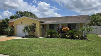 3235 39th St N in St. Petersburg, FL - Building Photo