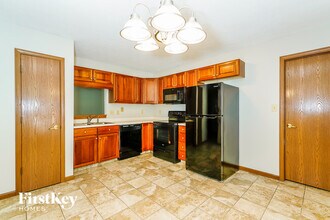 4878 Oakleigh Pkwy in Greenwood, IN - Foto de edificio - Building Photo