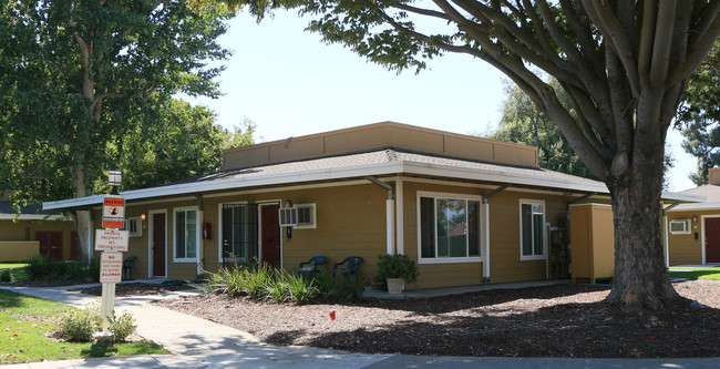 The Village Garden Senior Apartments in Tracy, CA - Foto de edificio - Building Photo