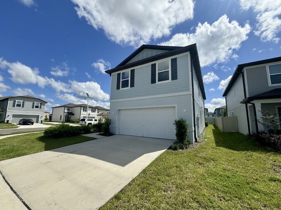 9565 Rally Spring Lp in Wesley Chapel, FL - Building Photo