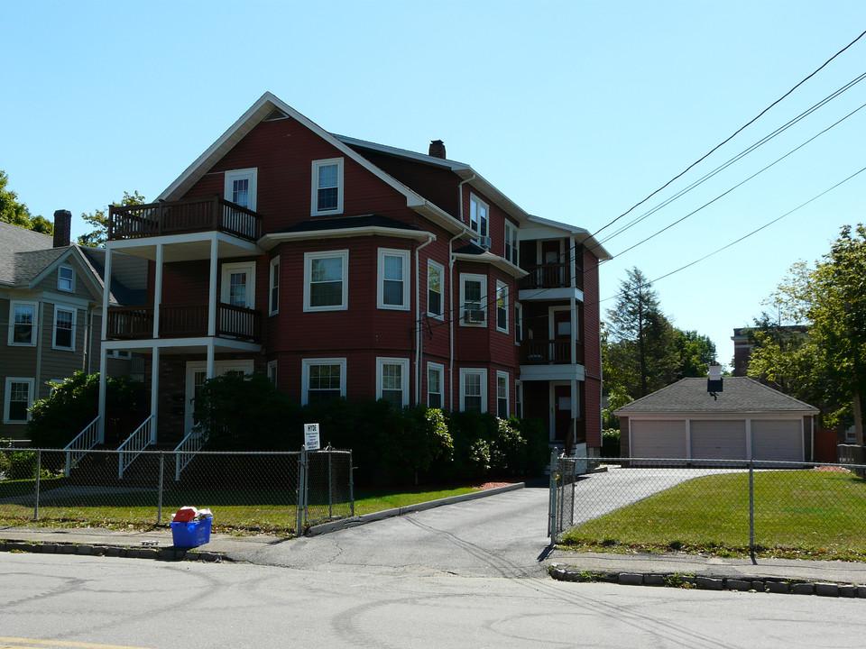 17 E Britannia St in Taunton, MA - Foto de edificio