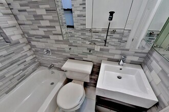 325 E 5th St, Unit E4 in New York, NY - Building Photo - Building Photo